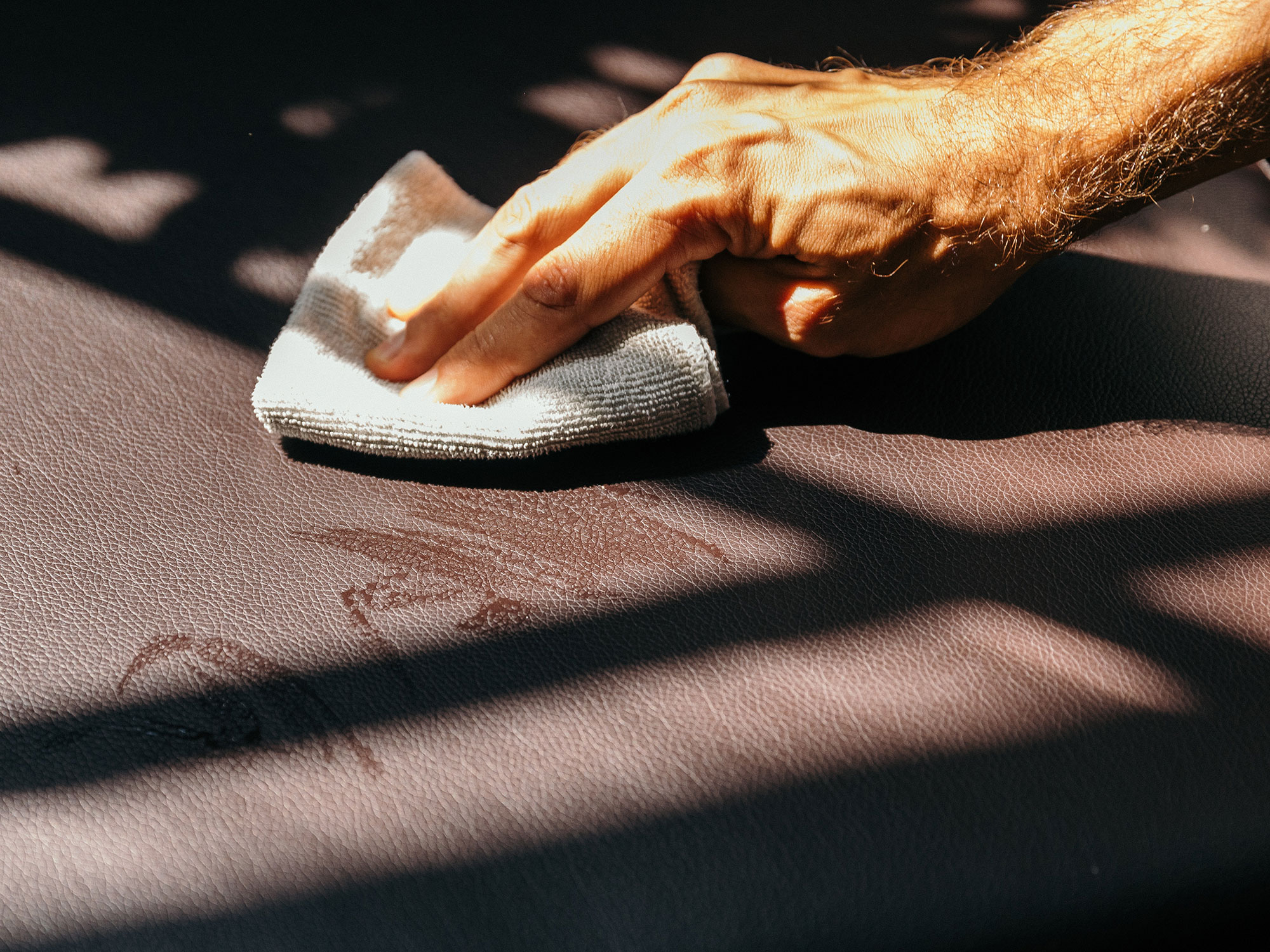 گیلے چیتھڑے کے ساتھ چمڑے کے صوفے کی صفائی