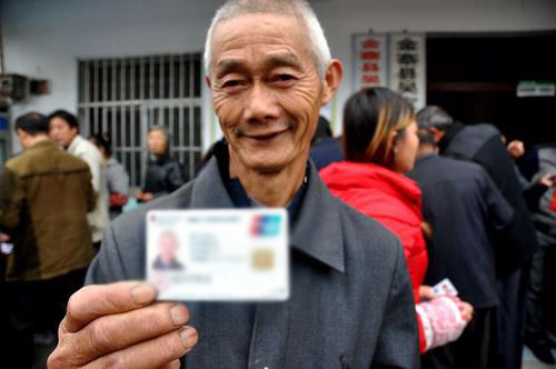 بدأت مدن وقرى سيتشوان إصدار بطاقات الضمان الاجتماعي بشكل كامل في عام 2015