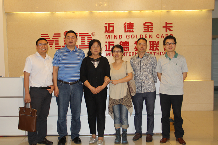 Me Yang Shuqiong, visepresident en sekretaris-generaal van Sichuan Apparel Industry Association, en haar afvaardiging het die fabriek besoek