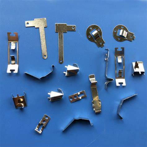 Bežné materiály používané na lisovanie kovových konektorov