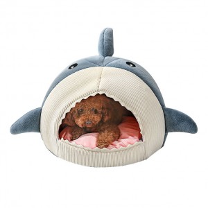Lindo tiburón forma invierno cálido semi cerrado gato cueva cama