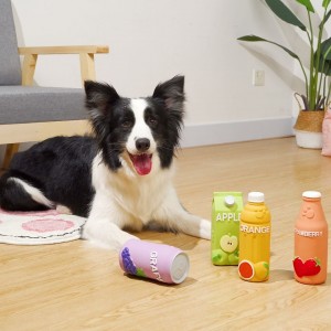 Najpredávanejšia latexová hračka pre psa v tvare fľaše s pomarančovým ovocným džúsom