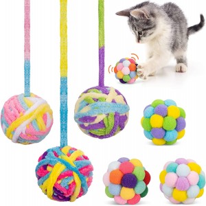 नवीन रंगीबेरंगी लोकरीची मांजर बेलसह खेळणी बॉल चघळत आहे