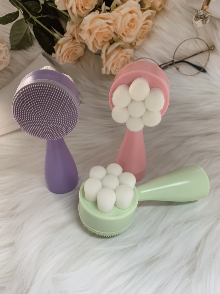 Who is suitable to use the face brush