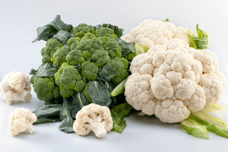 What is the temperature to control at night when growing broccoli for flowering?