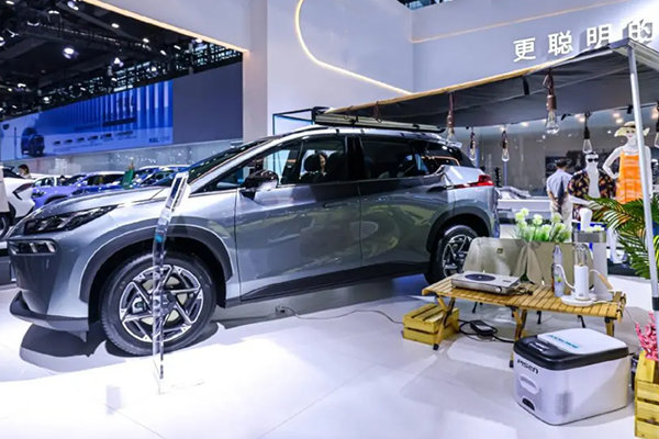 O emerxente fabricante chinés de vehículos eléctricos envía o primeiro lote de coches eléctricos con man dereita