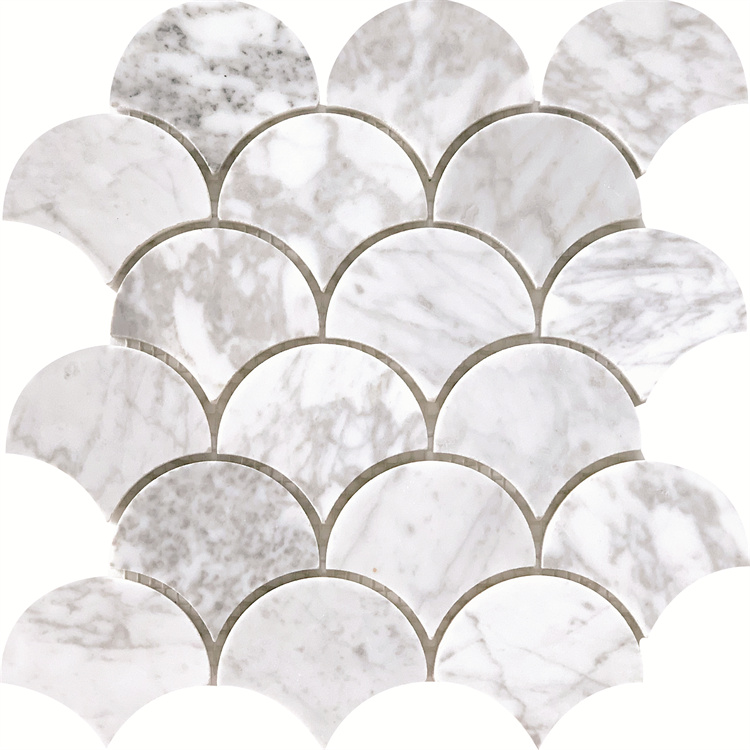 Fishe Scale Forma Toskānas marmora mozaīkas flīzes, kas uzstādītas uz grīdas un sienas
