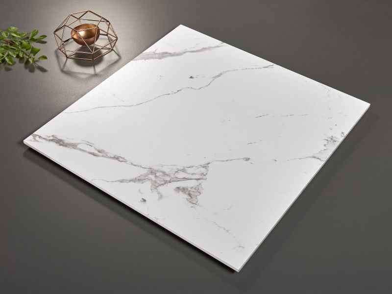 Venato Carrara Porseleintegel mei wite marmerlook yn 600x600 mm mei matte en gepolijste finish