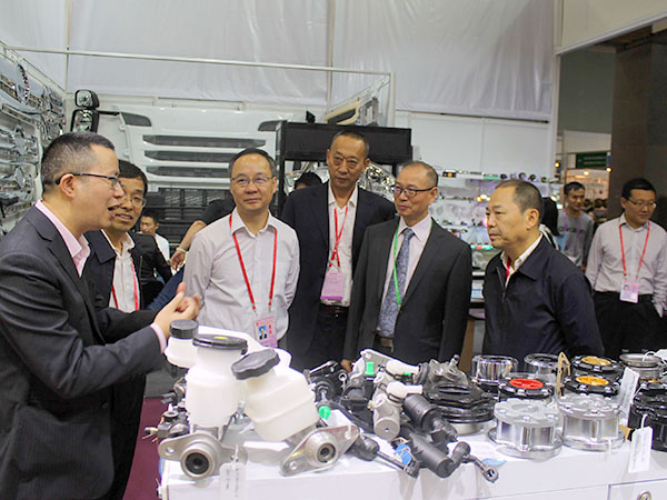 The vice-governor of Sichuan visited our booth