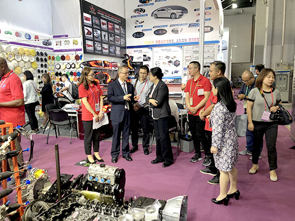 Leaders of Sichuan Provincial Department of Commerce visited NITOYO booth