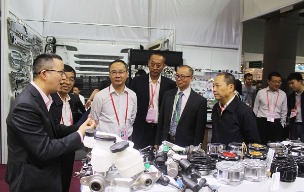The vice-governor of Sichuan visited our booth