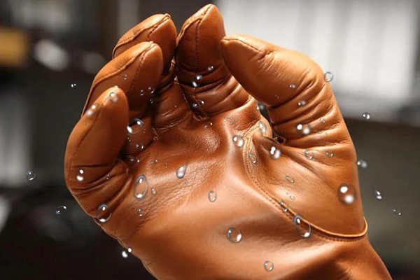 What happens when leather gloves get wet? A Guide On Water-Damaged Leather