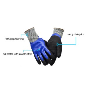 Нітрилові захисні рукавички, змочені водою та стійкі до порізів