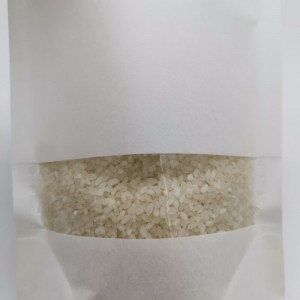 Sta op witte ambachtelijke papieren rijstverpakkingszakken met venster
