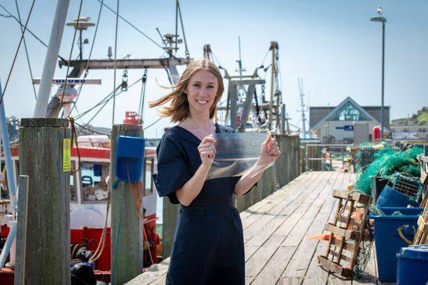 24-aastane neiu leiutas uue kalanahast biolaguneva plastiku võitis disainiauhinna