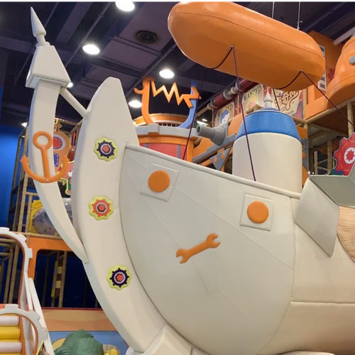 What kind of amusement equipment can better attract the attention of children？