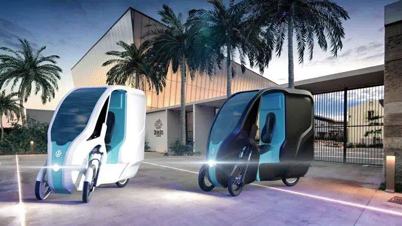 फ्रांसीसी कंपनी वेलो ने 2020 में लास वेगास में सीसैट में अपनी पहली सौर ऊर्जा से चलने वाली बाइक/कार की सवारी शुरू की