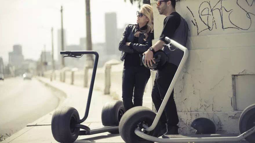 Stator, büyük lastiklere ve kendi kendini dengeleyen tek eksenli tasarıma sahip bir stand-up elektrikli scooter'dır.