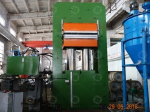 Frame rubber vulcanizing press