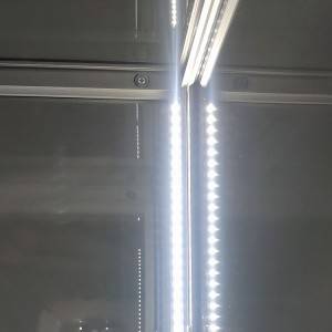 Winkelvitrines op maat met Verticale LED strips tegenover deurzijde |OJA