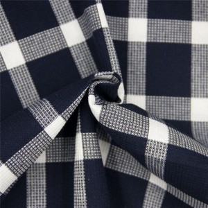 kain yang diwarnai dengan benang