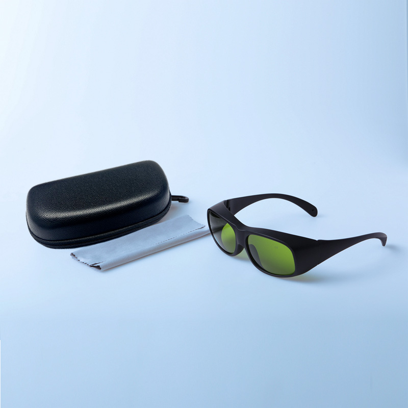Лазерные очки. Тонированные защитные очки с высокой степенью защиты, выполненные из александрита.