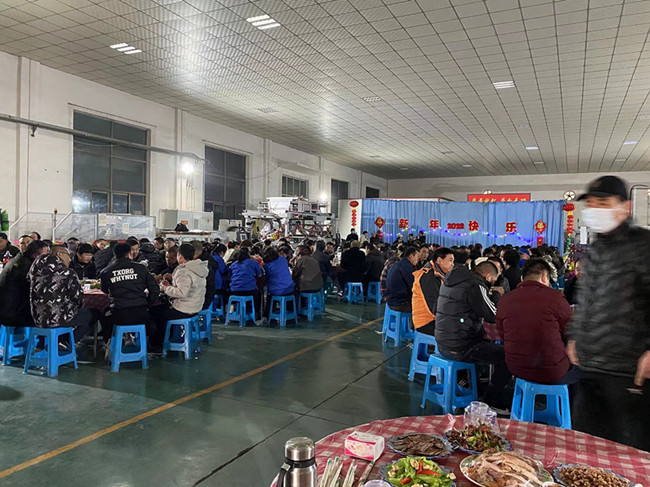 Hebei Shengshi Jintang Co., Ltd. oslavuje nový rok 2022 v dielni cementového ventilového vrecka