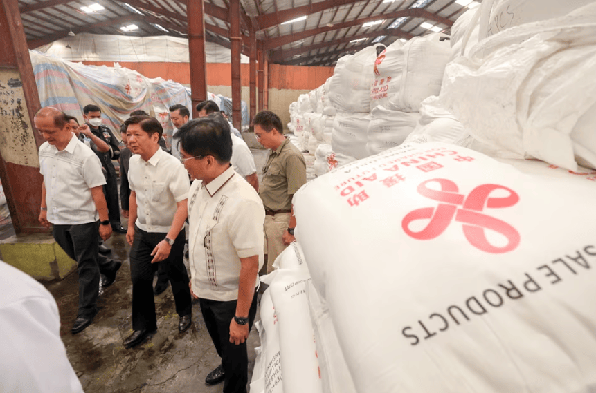 El presidente filipino Marcos asiste a la ceremonia de entrega de fertilizantes financiados por China a Filipinas