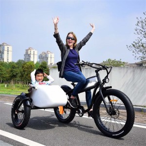 panlabas na libangan na tricycle sa halip na bisikleta para sunduin ang mga bata