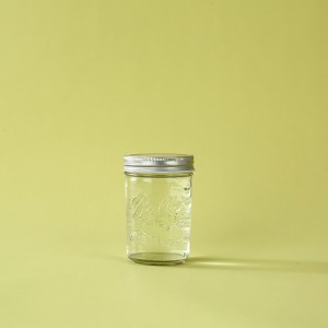 Mason Jar 6 oz 200 ml normaler Mund mit silberner Metallverschlusskappe.