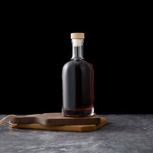 Čína 700ml vysoce kvalitní skleněná láhev na vodku na whisky