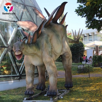 Dinozaurų parko tikroviško dydžio Stegozauro statula