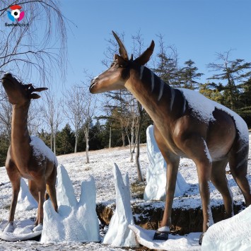 Նախապատմական վայրի թանգարանային պարկի արհեստական ​​կենդանի Հին ընձուղտի մոդել