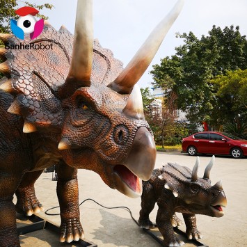 Äiti ja poika triceratops-dinosaurukset ilmestyvät dinosaurusteemapuistoon