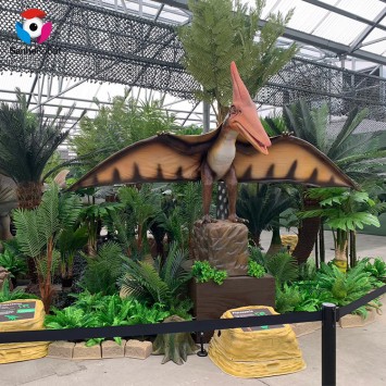 Customers love dinosaurs in the dinosaur pterosaur theme exhibition hall