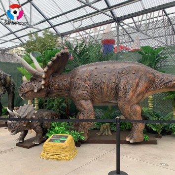 Lumilitaw ang mag-ina na triceratops dinosaur sa isang dinosaur theme park