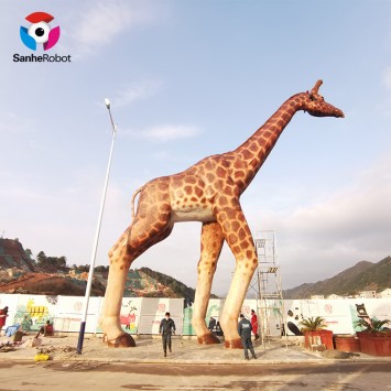 زو پارک گاہکوں کو متوجہ کرنے کے لیے بڑے لائف سائز اینیمیٹرونک جانوروں کے زرافے کا مجسمہ