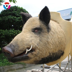 Patung hewan animatronik seukuran kepala babi