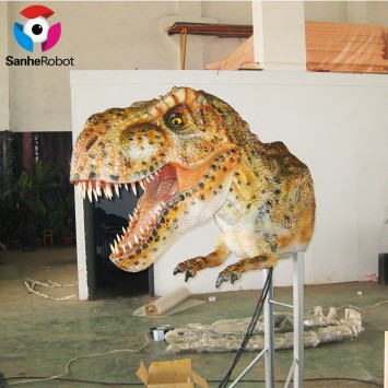 De vânzare cap de dinozaur animatronic T-Rex montat pe perete în parc tematic în aer liber