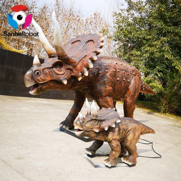 Mãe e filho dinossauro triceratops aparecem em um parque temático de dinossauros