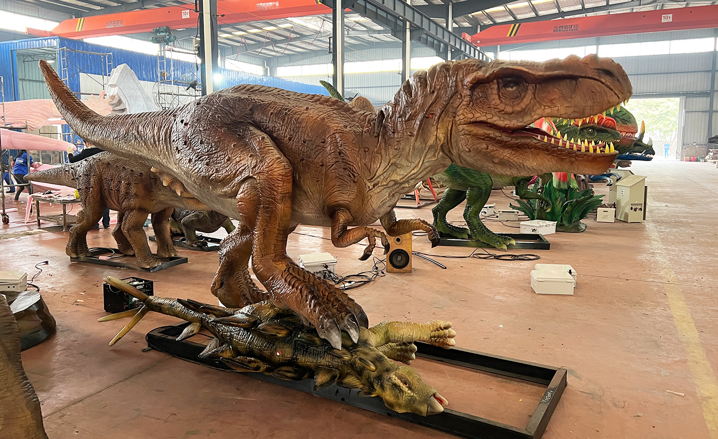 En kombination av olika dinosaurier för dinosauriepark