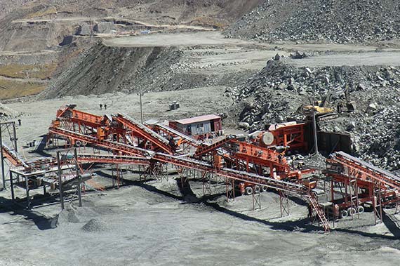 Línea de producción móvil de trituración y cribado de mineral de hierro de 300t/H en Sinkiang