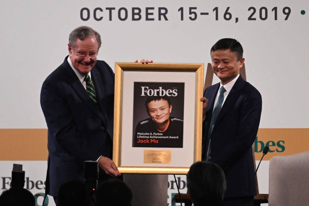 צ'ינגדאו סינואו מברך את ג'ק מא על זכייתו בפרס מפעל חיים של פורבס