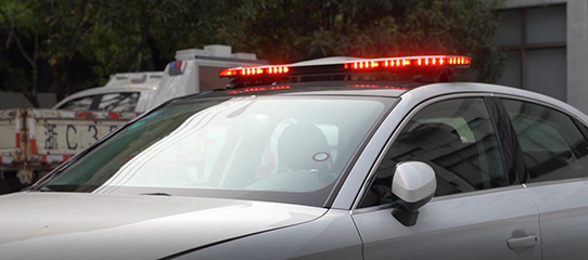 Que signifient les feux bleus sur une voiture de police ?
