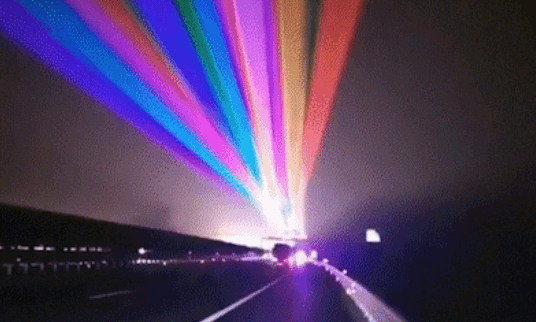 Atenção motoristas!Luzes coloridas brilhantes aparecem na estrada!