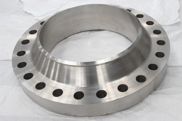 The application of butt welding flange in petrochemical industry is described