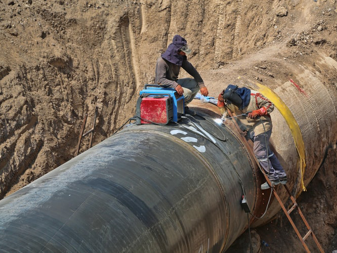 Measuring the oil transmission pipeline pressure method and comparison