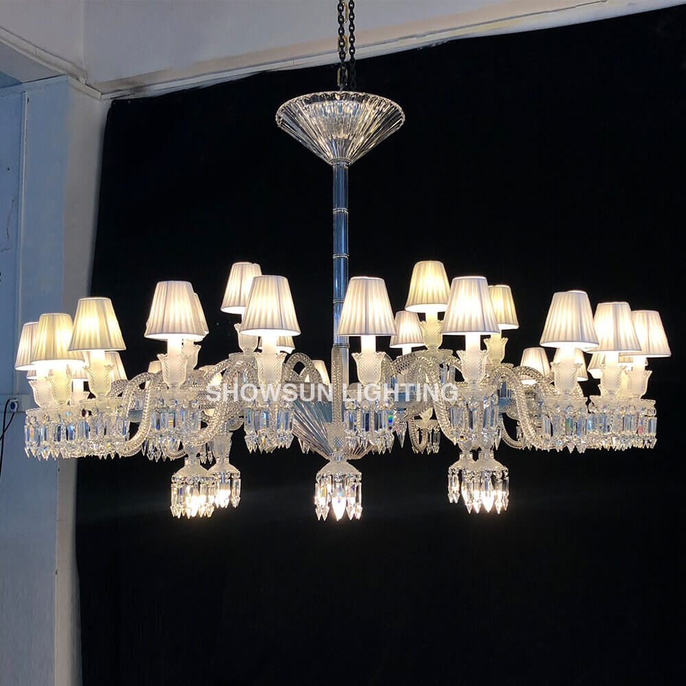 Replik eines Pariser Baccarat-Kronleuchters. Hochwertiger Kristall-Kronleuchter mit 36 ​​Lampenschirmen