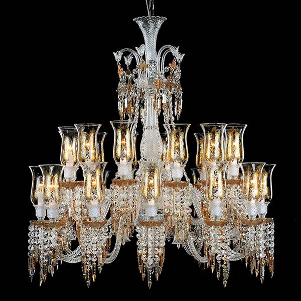 Lampe en cristal Baccarat à 18 lumières claires et ambrées avec abat-jour en verre