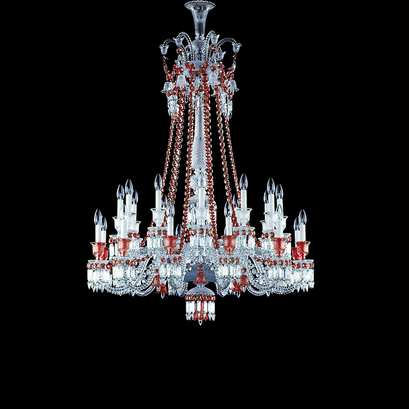 Dolg lestenec iz rdeče barve Baccarat s 24 lučkami